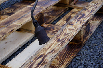 Eine Euro Palette mit einem Gasbrenner abflammen