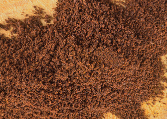 Café molido sobre una tabla de madera