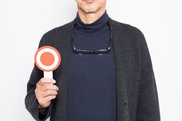 OKサインをする男性