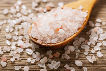 Fototapeta na wymiar spoon of pink himalayan salt