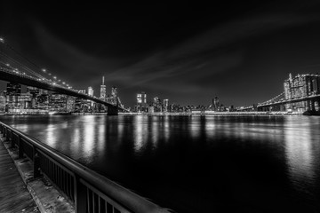 Vue sur la Skyline de NY la nuit en N&B