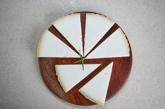 Queso cortado en cu&ntilde;as al estilo espa&ntilde;ol