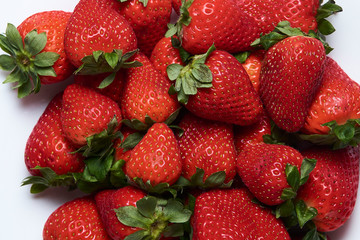 Fresas frescas y ecológicas en plato blanco