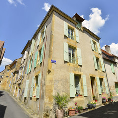 Fototapeta premium A l'angle de rue d'Isly et rue de la procession à Excideuil (24160), département de la Dordogne en région Nouvelle-Aquitaine, France