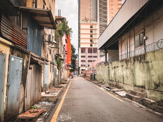 Dreckige Gasse in Kuala Lumpur mit heruntergekommen Häusern und Müll