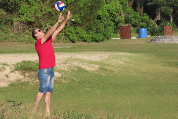 Obraz premium man playing volleyball