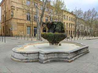 Cours mirabeau vide à Aix en provence en période de confinement, france, ville des fontaines