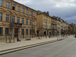 Cours mirabeau vide à Aix en provence en période de confinement, france, ville des fontaines