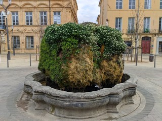 Cours mirabeau vide à Aix en provence en période de confinement, france, ville des fontaines