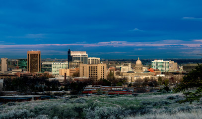 Obraz premium Early morning light paints the skyline of Boise Idaho