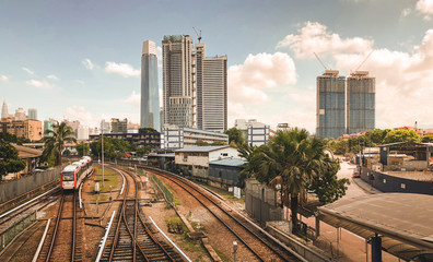 Fototapeta premium Blick über das Schienensystem der Metro in Kuala Lumpur, Malaysia, öffentlicher Nahverkehr in Südostasien