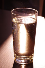 Kaltes klares Wasser im Trinkglas