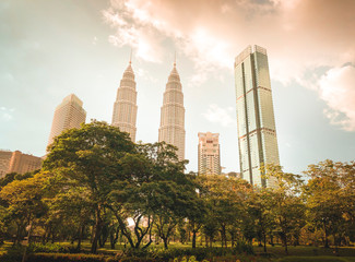 Fototapeta premium Petronas Towers im Sonnenschein in Kuala Lumpur, Malaysia, Zwillingstürme
