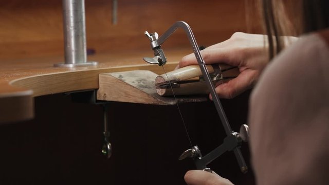  Master goldsmith working process