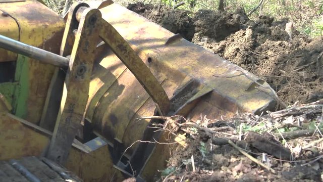 Operatore forestale apre pista con un pala cingolata
