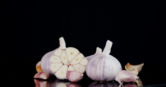 Whole and sliced garlic slowly rotate.