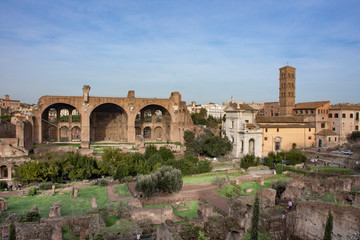Fototapeta na wymiar vista a vestigios de ciudad romana desde punto alto