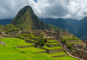 Crédence de cuisine en verre imprimé Machu Picchu Main Square of Machu Picchu Ruin with agriculture fields and tourists along the walking path, Cusco province, Peru.