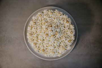 Sahnetorte mit Nüssen und Biskuitboden