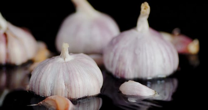 Heads and cloves of garlic in the water.