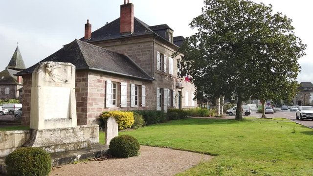 Varetz (Corr&egrave;ze, France) - Mairie et monument aux morts