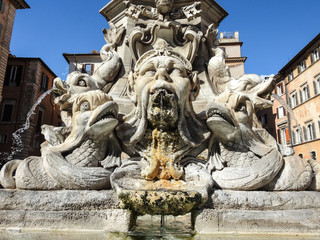 Fototapeta na wymiar Fuente de la Rotonda frente al Panteón de Agripa en Roma, Italia