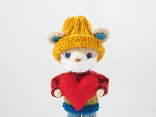 かわいい熊の編みぐるみ