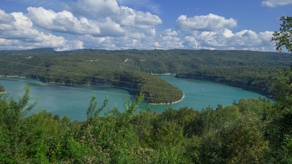 Boucle de la rivière d'Ain avant le barrage de Vouglans. Voyage à vélo dans le Jura.