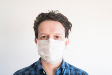 Man wearing a disposable face mask, to prevent the spread of the coronavirus