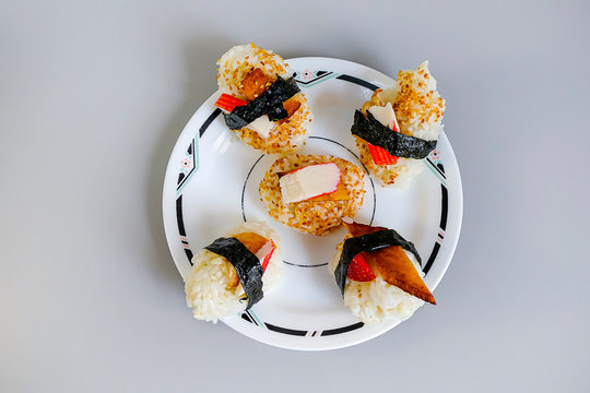 Onigiri bolitas de arroz comida japonesa