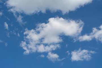 Obraz premium Cielo con nubes de verano