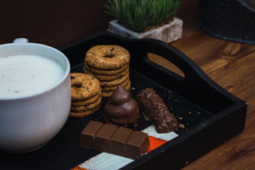 bandeja de desayuno con galletas dulces y chocolates