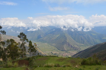 Obraz premium Paisaje entre nubes