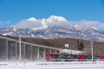 妙高山と電車