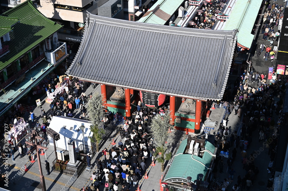 Sticker ２０２０年の東京の風景　正月の浅草の参拝客で大混雑する明るい風景