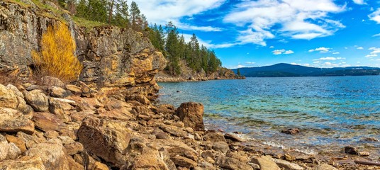 Fototapeta Rocky shoreline on lake Coeur d'Alene in Idaho obraz