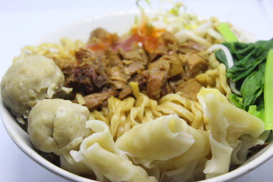 Chicken noodles are popular foods from Indonesia