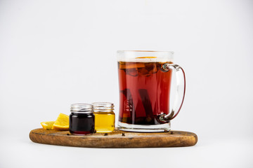 Herbata zimowa z dodatkiem miodu, cynamonu, pomarańczy