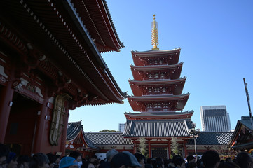 ２０２０年の東京の風景　正月の浅草の参拝客で大混雑する風景