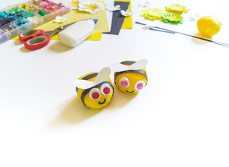 Naklejka premium Little bee crafts. Children's hands are creative work.