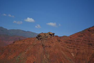 Paisaje de montañas coloradas