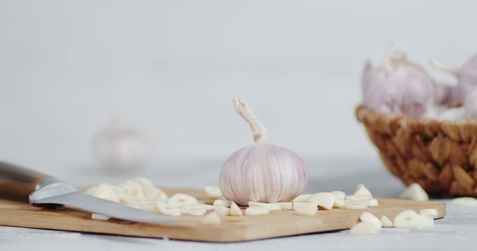 Cut the slices of garlic fall to the cutting Board.