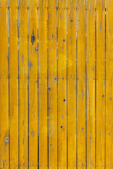 黄色の古びた板塀。背景用素材