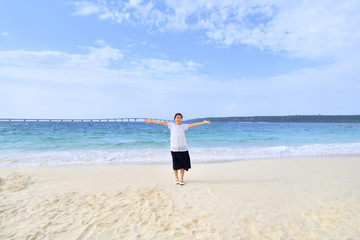 ビーチで笑う女の子(沖縄　宮古島　与那覇前浜)