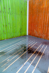 緑と茶色に塗装された古びた板塀のコーナー。背景用素材