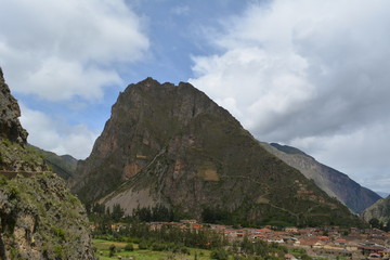 Pueblo entre cerros