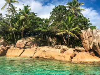 Fototapeta na wymiar île St. Pierre. Les Seychelles. Idéal pour faire de la plongée sous marine et du snorkeling. 