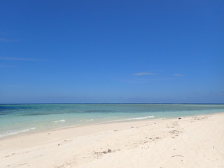 Fototapeta na wymiar 南の島の海と青空と白い砂