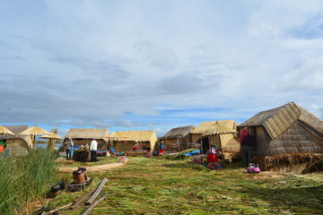 Fototapeta na wymiar Construcción típica de casas y cabañas de totora
