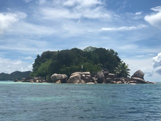 Plage des Seychelles. Oc&eacute;an indien. Une &icirc;le paradisiaque. 